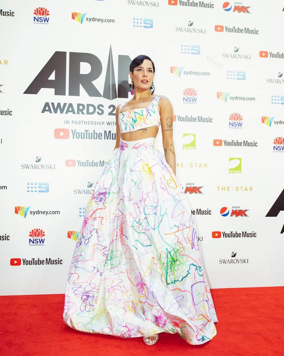 Halseyのインスタグラム：「my favorite dress of my whole life custom made by my dream designer @collinastrada for the @aria_official awards. @zoecostello @themartyharper 🥰🥰🥰 📷: @yasi」