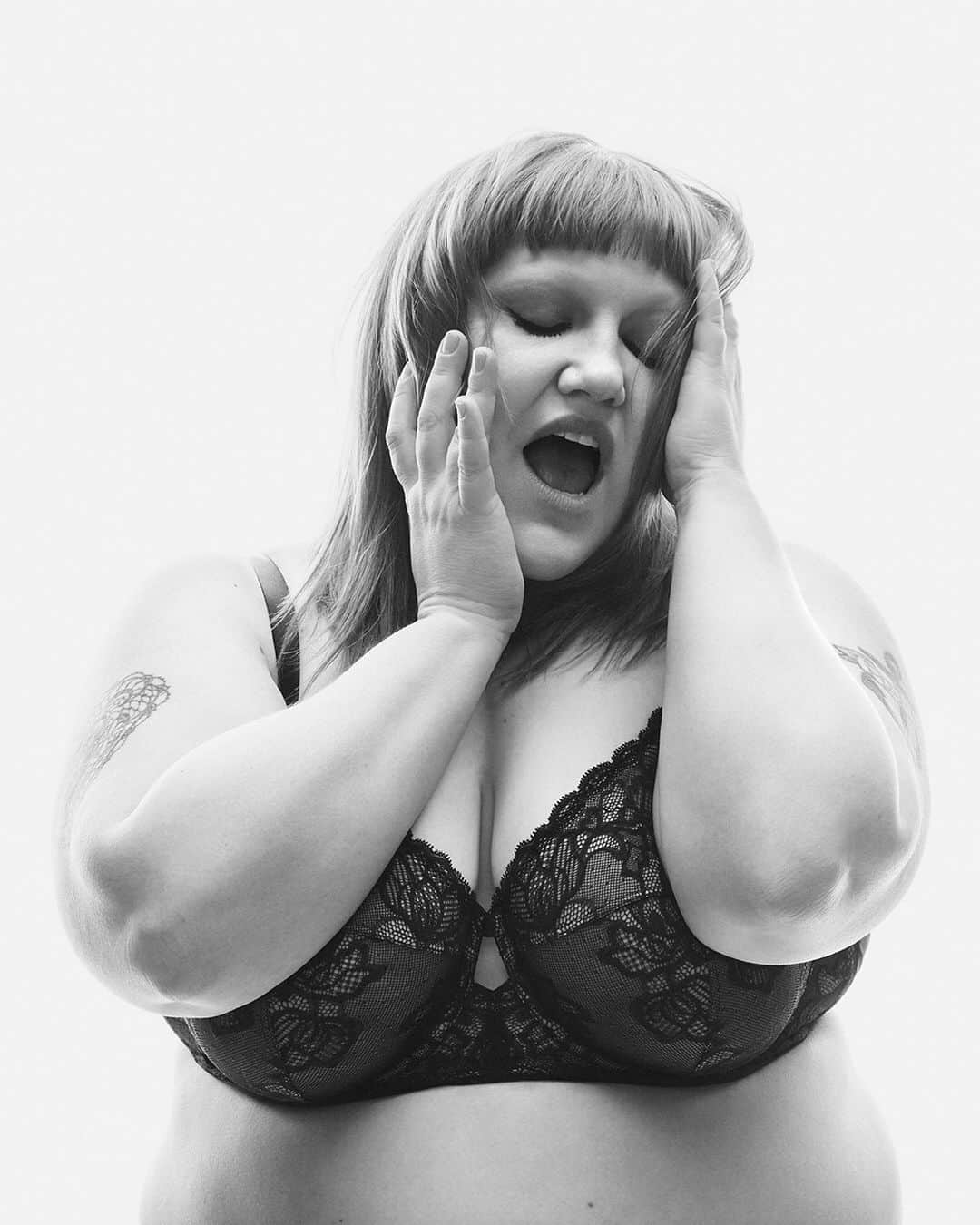 Calvin Kleinさんのインスタグラム写真 - (Calvin KleinInstagram)「Holiday mode, the #MYCALVINS way✔️ @bethditto shows off the latest essentials from #CALVINKLEINUNDERWEAR including our Seductive Comfort Full Coverage bra with lace details. ⠀⠀⠀⠀⠀⠀⠀⠀⠀⠀⠀⠀⠀⠀⠀⠀⠀⠀⠀⠀ ⠀⠀⠀⠀⠀⠀⠀⠀⠀⠀⠀⠀⠀⠀⠀⠀⠀⠀⠀⠀ This is #BethDitto IRL ▷ Show us yours. #MYCALVINS ⠀⠀⠀⠀⠀⠀⠀⠀⠀⠀⠀⠀⠀⠀⠀⠀⠀⠀⠀⠀ ⠀⠀⠀⠀⠀⠀⠀⠀⠀⠀⠀⠀⠀⠀⠀⠀⠀⠀⠀⠀ Tap to shop:  Seductive Comfort with Lace Full Coverage Bra [US, EU]」11月28日 0時58分 - calvinklein