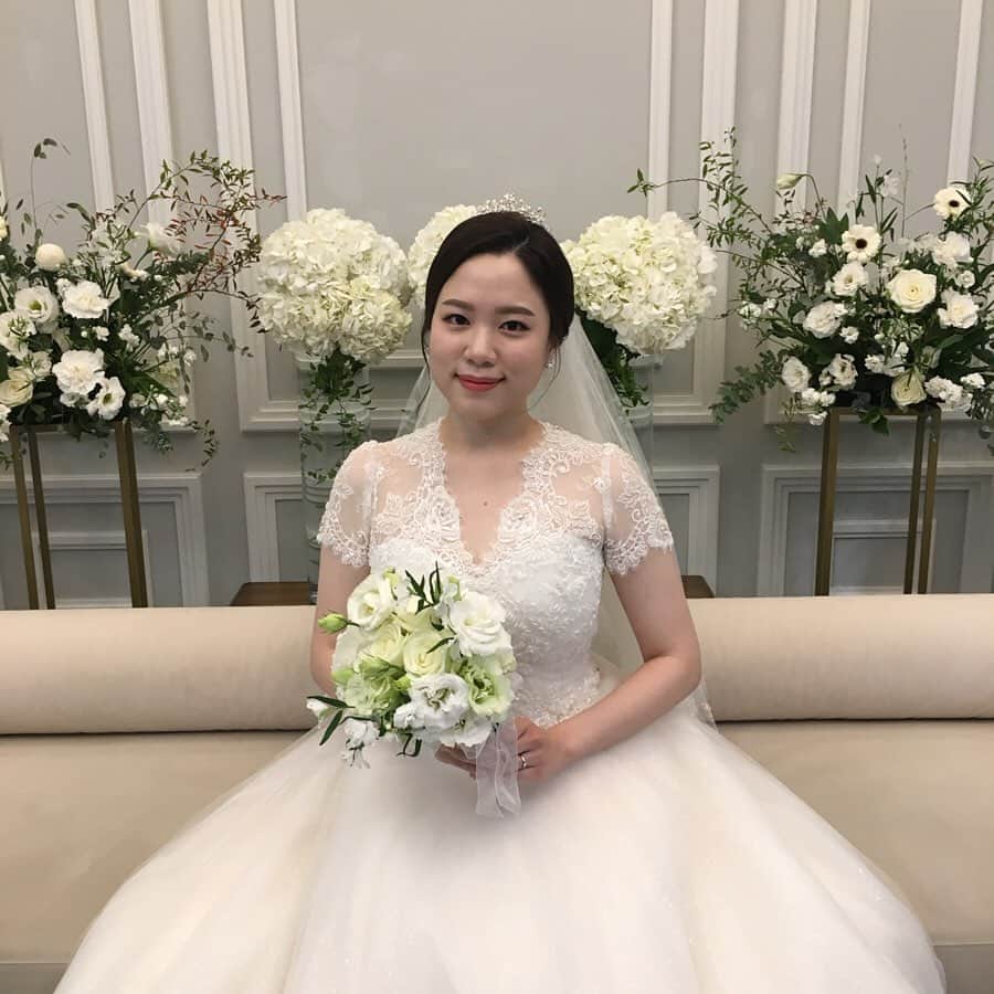 今村沙緒里のインスタグラム：「Beautiful Yoong💙 美しいヨンちゃんと 旦那さんのハリちゃん。 (ハリちゃんは写真そのまんま🐶) おばあちゃんも、ママも、素敵＊ ヨンちゃん親族からはHonestyのプレゼント❤︎ こんなにリラックスした新郎新婦と 結婚式ははじめてで、爆笑でした＊ あっという間の幸せな時間！ 本当におめでとう〜🌈 ・ 1年前から参加したいと思っていたけど… 急遽、介護してる方が入院、手術、退院で 直前まで行けるかわからなくて。 ヨンちゃんのおばあちゃんも命がけで来てて みんなでケアしながら、この日を迎えられて。 ・ 人生は、何が起こるか分からない。 結婚式に立ち会えた嬉しさと、命の大切さと "人"の大切さを改めて感じた日々でした＊ 当たり前のことなんて一つもない。 1日1日を、人を、大切にしたい。 2人が家族や参加する人たちを大事にしてて その心遣いや優しさも、素敵でした。 これからもよろしくね。 末永く、お幸せに❤︎❤︎❤︎ ・ Happy wedding party！ We spent relax and happy time.  They are so charming couple🦋 ・  #wedding #beautiful #happy #congratulations #love #korea #結婚式 #韓国 #結婚式 #チャペルでオネスティー #自由 #カオス #かわいい2人 #おめでとう❤︎」
