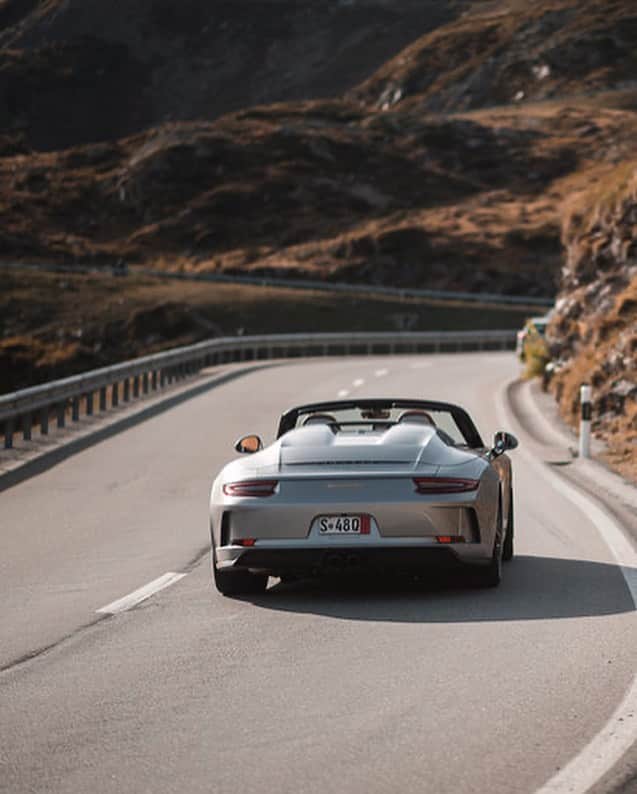 Porscheさんのインスタグラム写真 - (PorscheInstagram)「Climbing the mountains in style. (📸: @patrick.schwienbacher.photo) #Porsche #PorscheMoment #911Speedster #991 _ Combined fuel consumption in accordance with EU 6: 911 Speedster: 13,8 l/100 km; CO2 emissions: 317 g/km」11月28日 0時57分 - porsche