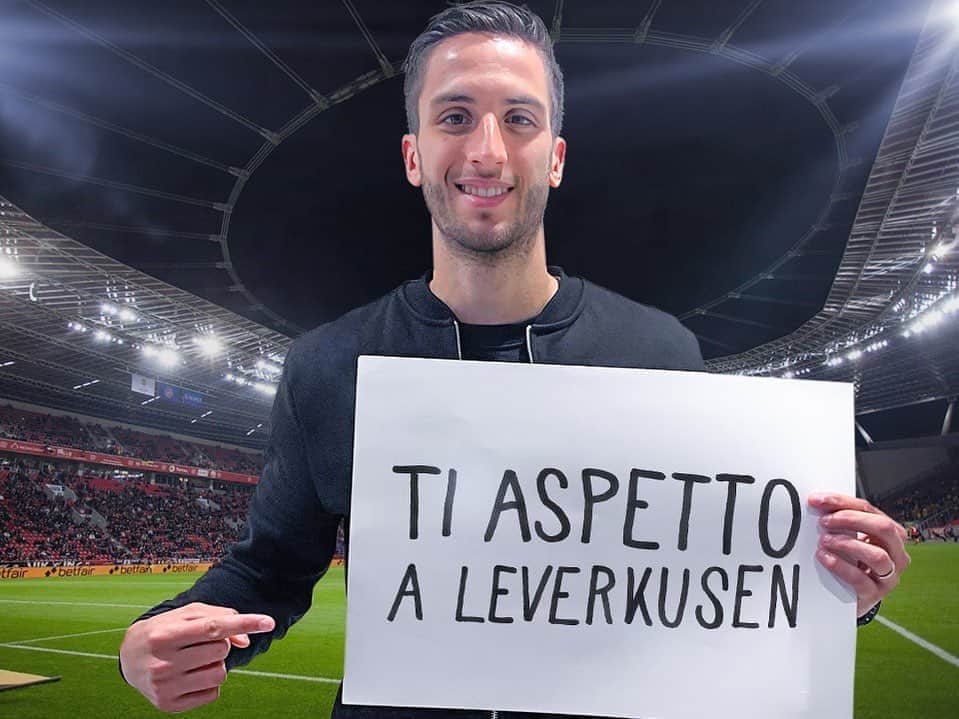 ロドリゴ・ベンタンクールのインスタグラム：「Ciao ragazzi, Vi piacerebbe assistere a un big match dai miei posti riservati?⚽ Da oggi potete! E’ online su www.wishraiser.com/rodrigo (@wishraiser) la mia campagna di raccolta fondi a favore di due associazioni uruguaiane a cui sono molto legato. In palio per voi la possibilità di volare a Leverkusen e assistere al match contro il Leverkusen dai miei posti VIP✈️ In più vi regalo la mia maglia autografata con dedica! Mi raccomando, partecipate in tantissimi e provate a vincere questo premio super! Vi aspetto a Leverkusen!⚽」