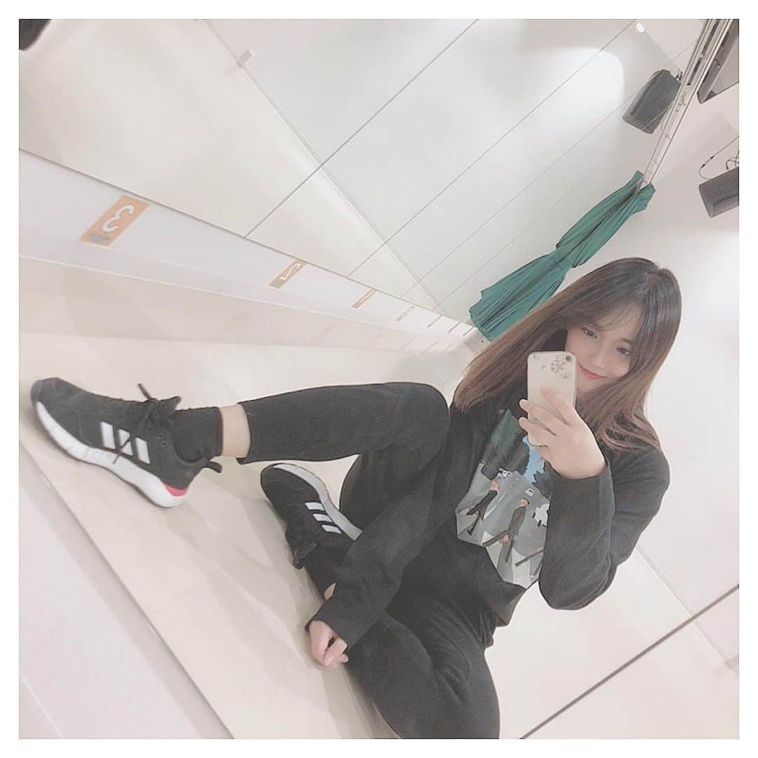 清家麻里奈のインスタグラム：「Danceってきました💗もともと体を動かすの大好きだから定期的に動かさないとムズムズしちゃう！笑  最近月一で昔のダンスメンバー集まってやってるダンス会✨ロンTは大好きなイラストレーターAkiさん( @aki_ishibashi )のもので今日届いて嬉しくて速攻着ましたwww可愛い❤️ゆるっときたくてLサイズにしたよ✨  #Dance #ダンス #楽しすぎる #みんな大好き #いつも #時間一瞬 #ダンスコーデ #ロンT #おにゅー #かわいすぎ」