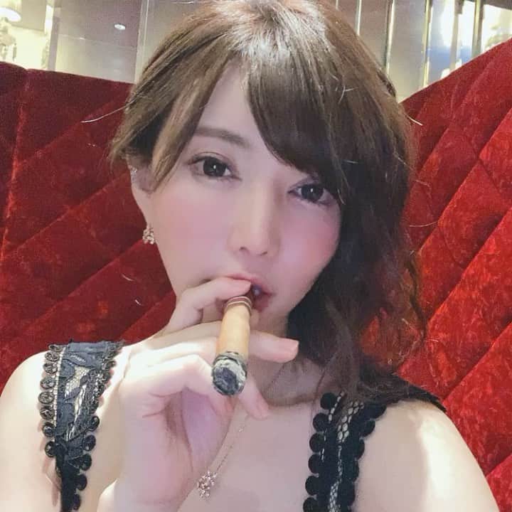 里美ゆりあのインスタグラム：「#romeoandjuliet  #cigar #葉巻 #禁煙者　だけど＾＾ #たまには #whiskey に合わせて❤️ #大人 #Cuba 行きたい^ ^」