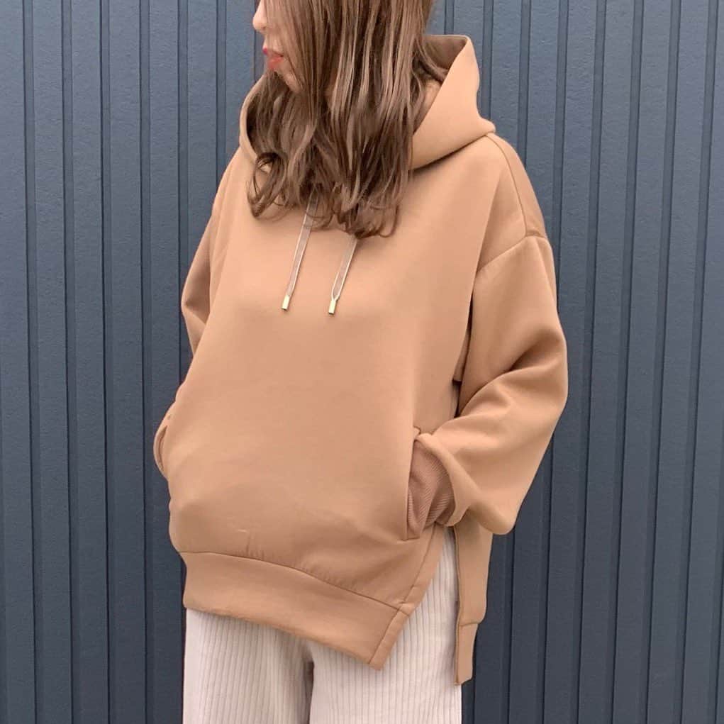 ryuu79hinaのインスタグラム：「#ootd ♥ ・ ・ ボンディングZIPパーカー 脇にファスナーがあって2WAYで楽しめる大人パーカー！ フードの立ち上がりが綺麗👍✨ 色はキャメル🐻 ボンディングにハマりそう😍❤️ ・ ・ ━━━━━━━━━━━━━━━ 👕・#バンヤードストーム 👖・@uniqlo」