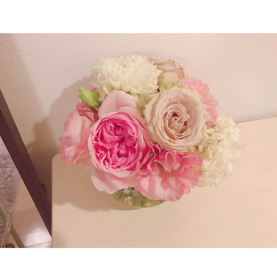 落合由佳さんのインスタグラム写真 - (落合由佳Instagram)「. 家中、お花🌸 . 今週はパーティー司会で沢山お花を頂きました💕お花って飾るだけでウキウキするし、疲れて帰ってもパワーをもらいますね😆🌸 . . #flower #happy  #お花のある暮らし  #ダリア #スイトピー #バラ  #残業 #疲れも吹っ飛ぶ #💐 #あすもハッピィな1日を🐣」11月27日 23時35分 - yuka.ocha