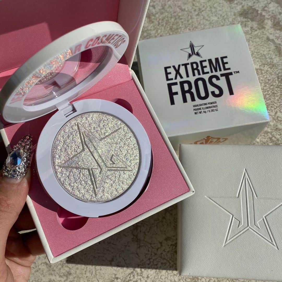 Jeffree Star Cosmeticsさんのインスタグラム写真 - (Jeffree Star CosmeticsInstagram)「Extreme Frost™ is pure pigment, no filler! ❄️ The texture feels like smooth diamonds, not chunky or weird. Like powder butter with the most intense shine 💦 Exclusive to our website & limited amount on @beautylish ⭐️ Comes in white luxury box. Vegan. Cruelty-Free. Launching 11.28.19 @ NOON 🥶 I made the #ExtremeFrost formula for bougie makeup lovers who love luxury cosmetics and crazy shit ⭐️ The formula is really expensive to make so I had to price it accordingly ✅ All 3 shades are permanent. Free shipping for ALL U.S customers when launch! ❄️ #jeffreestarcosmetics #skinfrost」11月27日 23時35分 - jeffreestarcosmetics