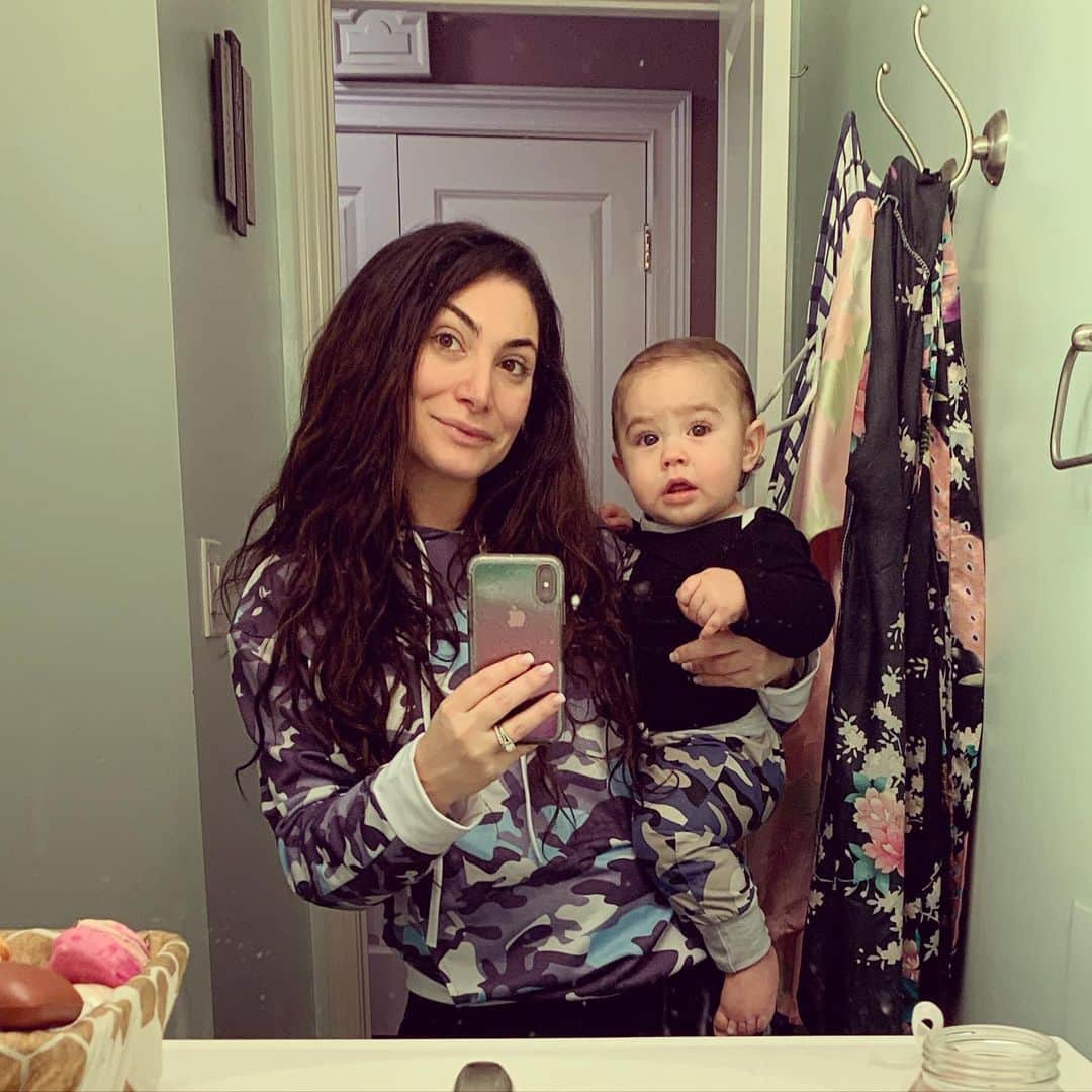 ディーナ・ニコール・コルテーゼのインスタグラム：「Mama and Little Man 💙🖤 #matchingoutfits #boymom」