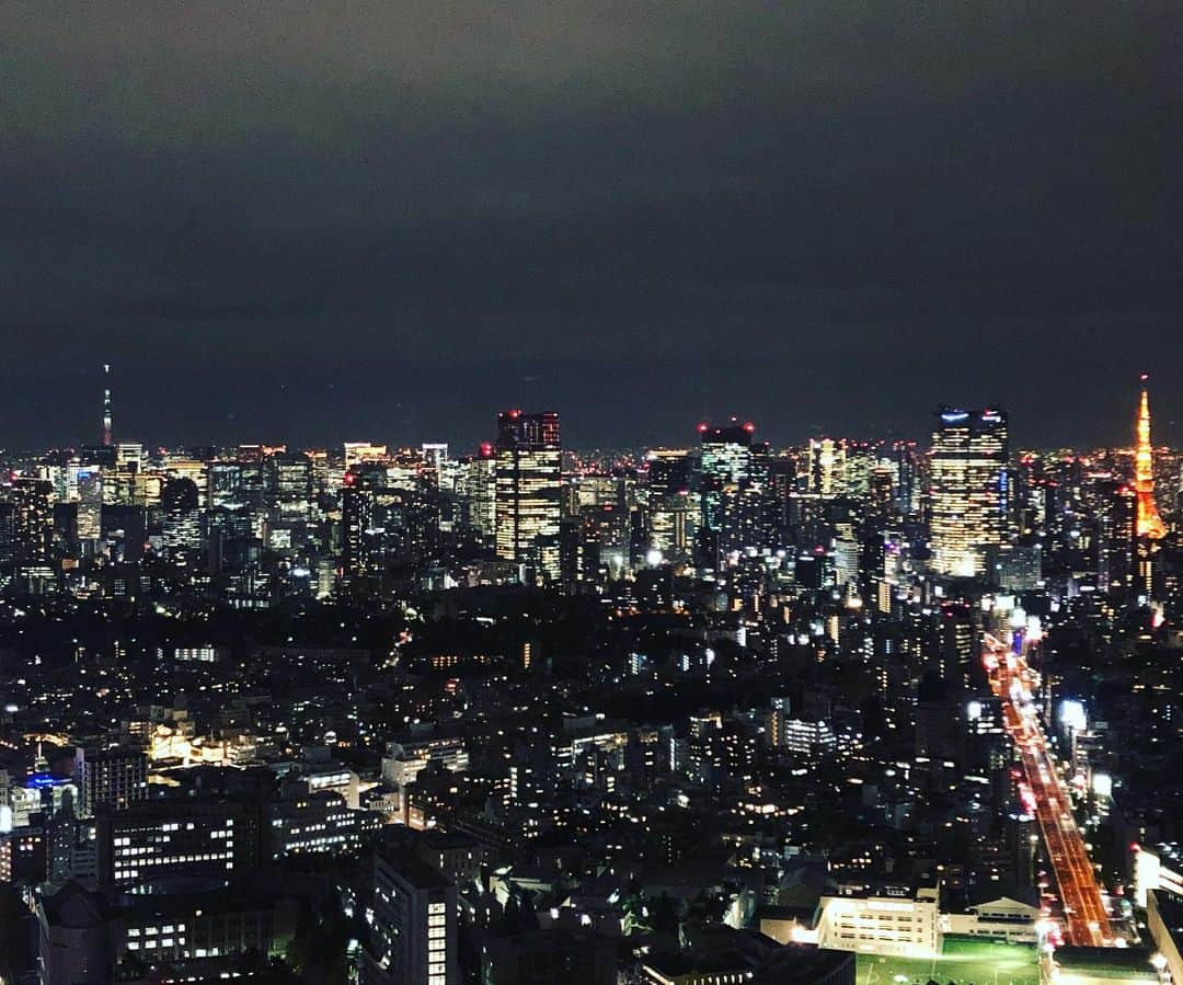 芳野友美さんのインスタグラム写真 - (芳野友美Instagram)「#渋谷スクランブルスクエア の#展望台 に行ってきたよー♪ #富士山オブジェ ？で一枚！多分この先に富士山がいるんだと思う☺︎ 二枚目は#東京タワー と#スカイツリー が見えるよ！ 久しぶりに「私東京にいるんだー」って思った！未だに消えない田舎者の発想（笑） ここ、親友が行きたいってことで行ってきたんだけど、存在を知らなかった私は、普通にビルの屋上に行くもんだと思ったらとんでもない！しっかりガッツリ展望台でした😅 優雅な気分で360度東京の景色が見られるよー☆」11月27日 23時43分 - yumi_yoshino_1980