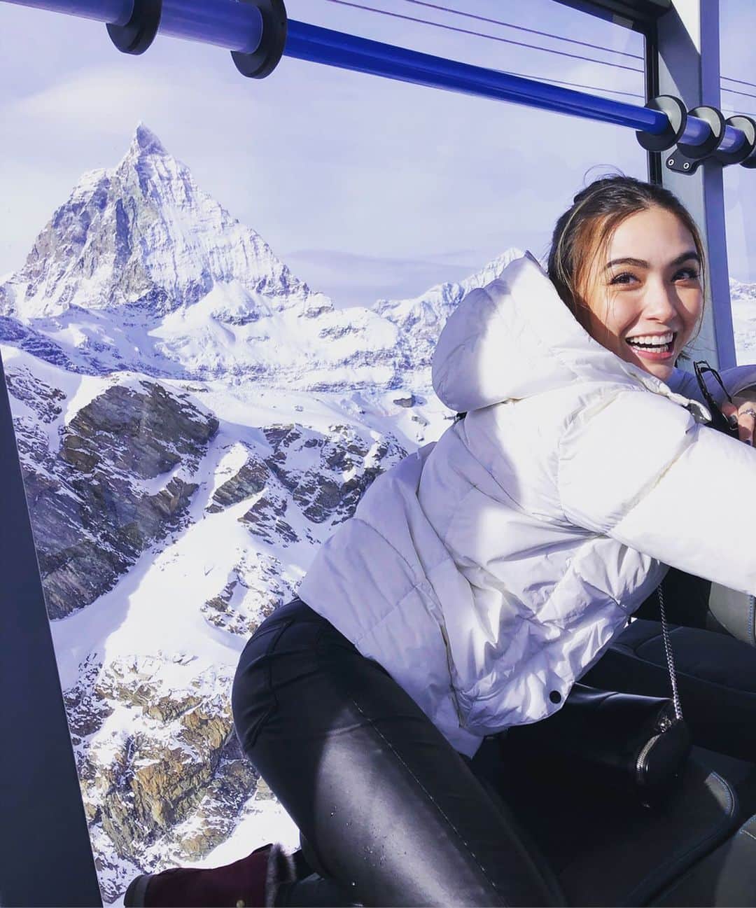 ダンシーシャノン美沙のインスタグラム：「I went to see beautiful mountains and I was so happy.😆 #matterhorn  おっきな山を見に来たよ。3883mまでリフトで登って🥰標高が高いと酸素が薄いけどそれが赤血球にとても良いらしい♪登って降りてきたら身体がすっごく良い感じになってた！夢のマッターホルン」