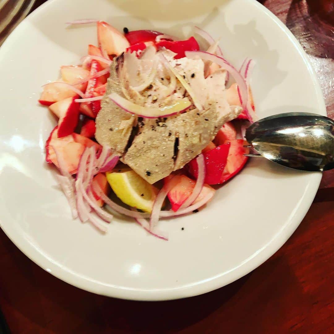 志摩有子さんのインスタグラム写真 - (志摩有子Instagram)「映えだわ美味しいわ最高の一品。シンプルなトマトソースにくるりんとカールしたバターのパスタ、ポマローラ🍝自家製ツナに瑞々しいピンクの蕪、その名ももものすけが美味しすぎて。まぁ、マグロのカルパッチョもハラミのソテーも甲乙つけられず。 #ジオタグ復活 #野菜多め #ヘルシーだろ」11月27日 23時46分 - ariko418
