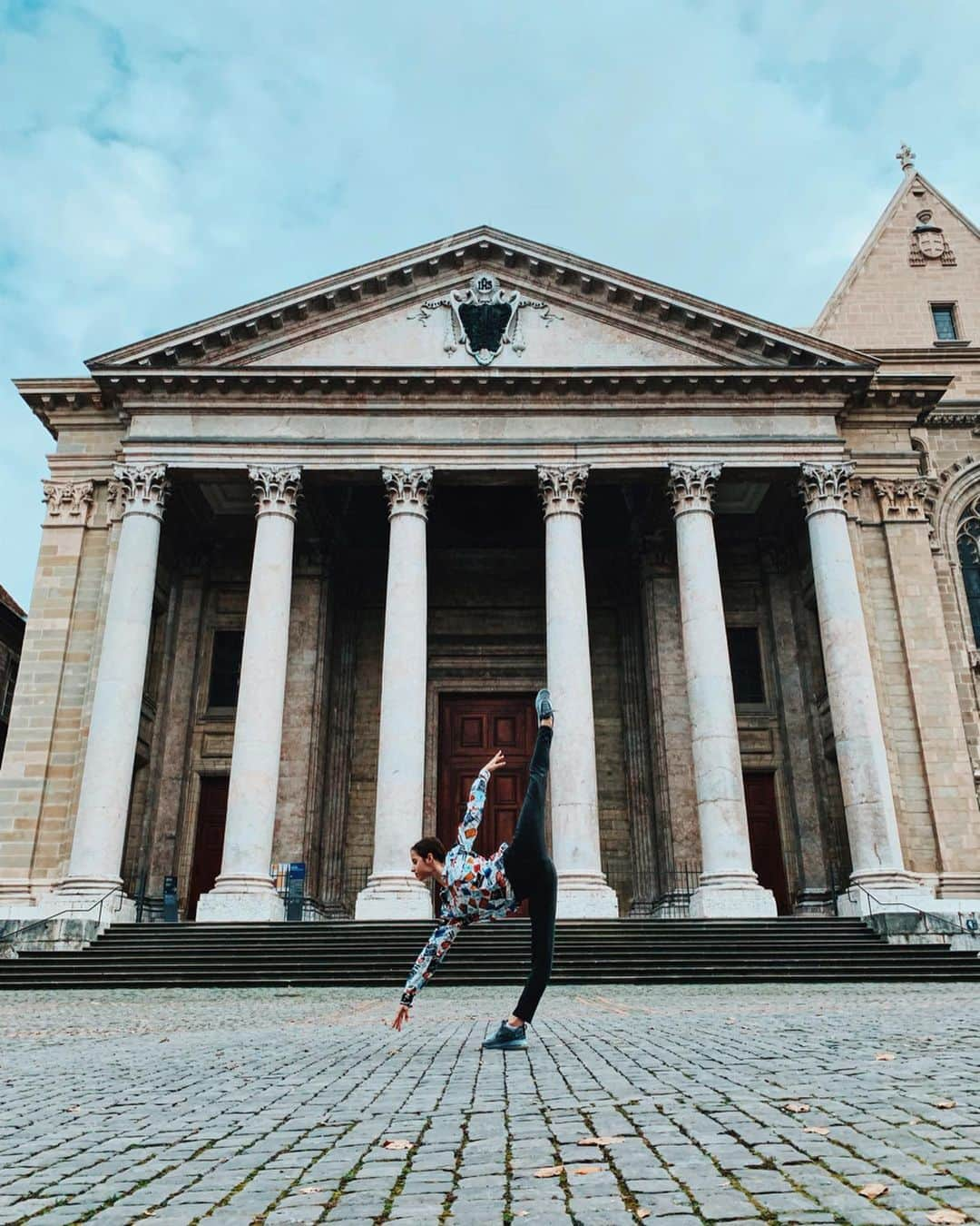 マリア・コーレワさんのインスタグラム写真 - (マリア・コーレワInstagram)「Beautiful St. Pierre Cathedral in Geneva 🇨🇭⠀ Swipe to actually see the beautiful building ✨⠀ I think it’s now become a tradition to leave a short outdoor ballet video or a photo at every place I visit! 🙈 And I feel like eventually I will be really grateful for having all these memories here on Instagram like in a good old photo album 🙏🏻🖤 ⠀ Hopefully you guys have a stunning day! 😘 ⠀ ⠀ Красивый Собор Святого Пётра в Женеве 🇨🇭⠀ Пролистните, чтобы увидеть саму постройку целиком ✨⠀ По-моему, у меня уже сложилась традиция - в каждом месте, куда я приезжаю, оставлять короткие балетные видео или фото 🙈 И мне кажется, что в будущем я буду очень благодарна за то, что собрала эти воспоминания здесь как в старом добром фотоальбоме 🙏🏻🖤 ⠀ Надеюсь, у вас все замечательно, друзья 😘 ⠀ #mariakhoreva ⠀」11月27日 23時56分 - marachok