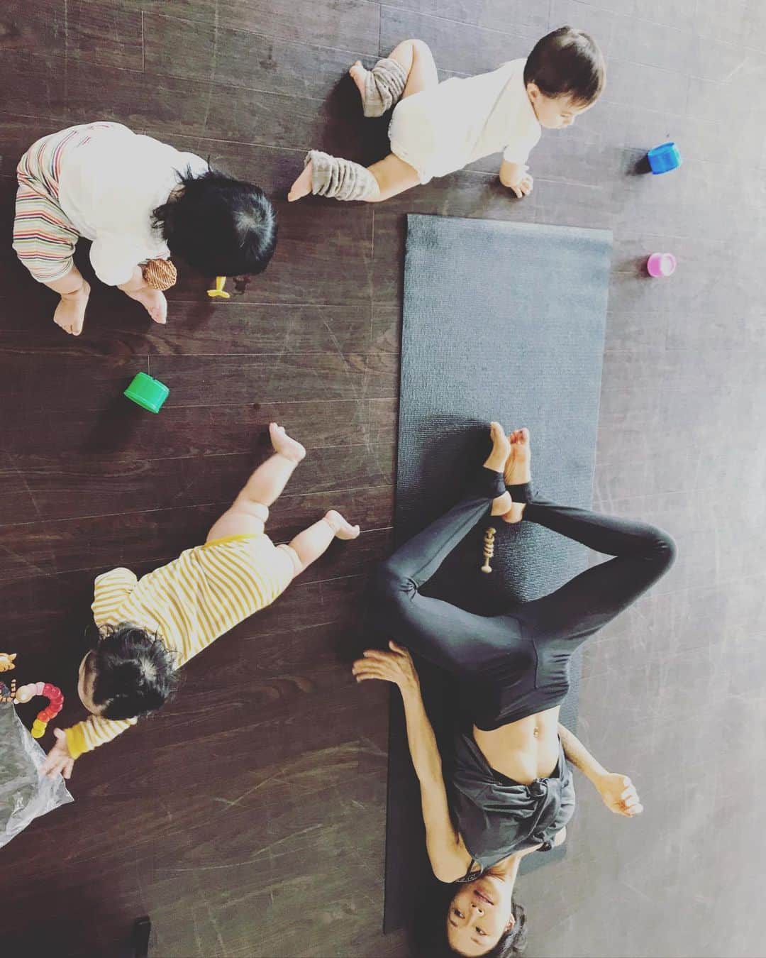 福本幸子さんのインスタグラム写真 - (福本幸子Instagram)「子連れで行ける#産後#ヨガ、あったらいいよね〜 1 teacher 4 students 3 babies at #yoga class today. #roxyfitness #runsupyoga #roxylife #mommyslife」11月27日 23時52分 - okinawajudy