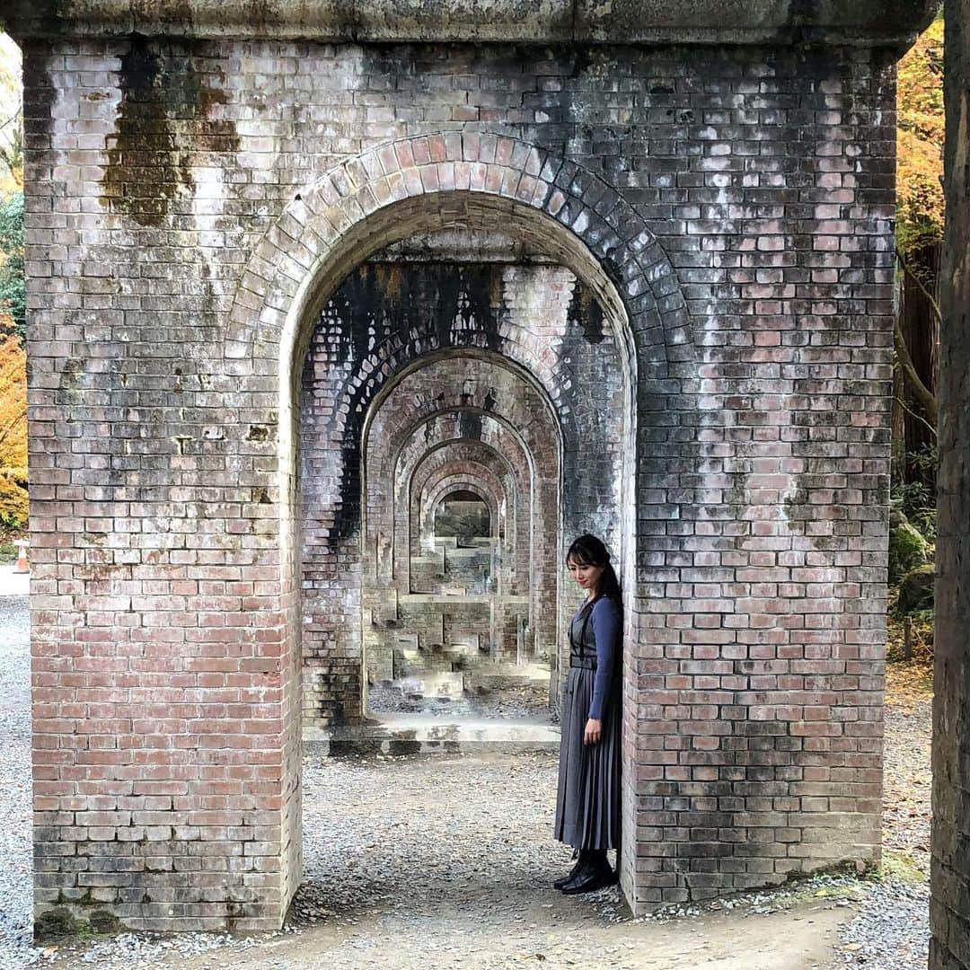 崎山一葉さんのインスタグラム写真 - (崎山一葉Instagram)「南禅寺水路閣  南禅寺の境内にかけられている橋。 この橋、琵琶湖に繋がる水路なんです😳  琵琶湖の水を引くことで、新しい工場を興したり、水力発電で路面電車が走ったとのこと。  現在も京都に琵琶湖の水を供給しているなんて、京都の生命だなぁと感じる歴史と文明開化の香りがしました🤭  #japan #kyoto #京都 #水路閣」11月27日 23時58分 - kazuha_sakiyama