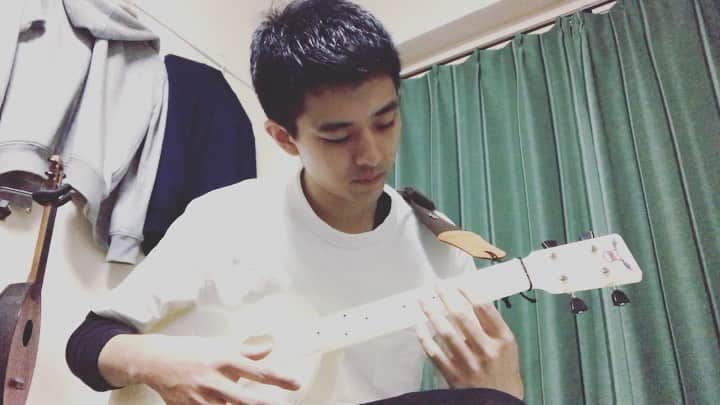 のインスタグラム：「スピッツ-楓  #ウクレレ #ソロウクレレ #ukulele #楓 #スピッツ #スピッツって名前いいな #コンビ名スピッツがよかった #outdoorukulele」