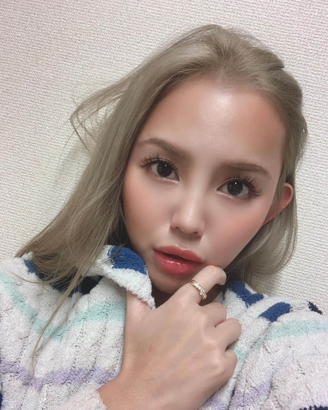 丘咲エミリさんのインスタグラム写真 - (丘咲エミリInstagram)「🥶 . いきなり気温下がりすぎ！ 寒い… .  皆さん体調気をつけて下さいね！ （人のこと言えない代表） . 明日から色々と収録や撮影が続くので、 マツエクリペアしてきました👁 .  いつもと同じサロンだよ ...