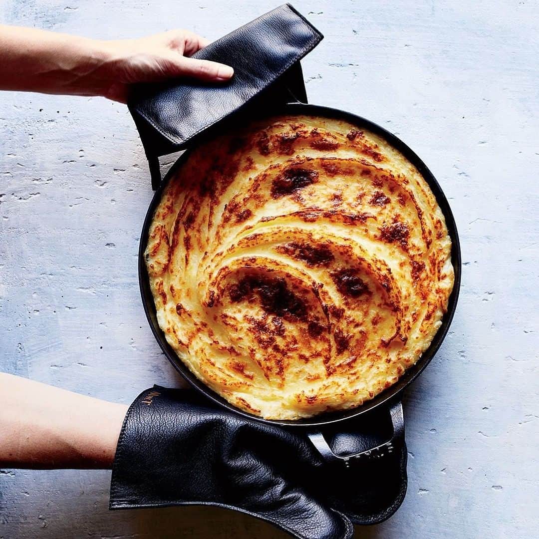 Staub USA（ストウブ）さんのインスタグラム写真 - (Staub USA（ストウブ）Instagram)「Some unsolicited, last-minute Thanksgiving advice courtesy of @Justinchapple: brown the top of your mashed potatoes (brushed with butter) under the broiler for around 8 minutes to add a stunning and delicious crunchy top. #madeinStaub Cast Iron」11月28日 0時02分 - staub_usa