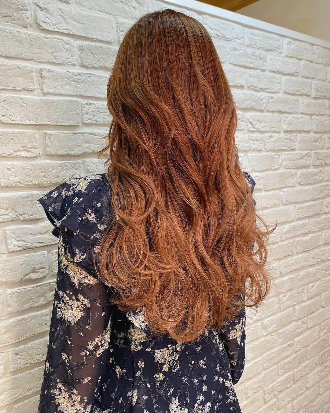 真優川咲さんのインスタグラム写真 - (真優川咲Instagram)「#🍊#🍀#🧶#👢#☃️#❄️#🧡 .swipe me.. 🆕 #ヘアカラー が 超超お気に入り😘💕 #ブルネットオレンジ だよ🍊🧡 担当はずっと【 @kei0926 👨🏼】アンディ✨ ホント天才ｰｰ👏🏻💖 ✂︎✂︎ いつもありがとねッ--✄--😽🎵 . 質問頂いてたこの日の #コーデ は 上下【 @trend_gossip 様】🌈✨ 後ろがパックリ🧡 〜#背中チラ見せニット が #sexy だよね😽💋 . 合わせた #ブーツ は 【 @duras_official 様】の 神#美脚 ✨#ニーハイブーツ 💖 #ハイヒール なのに　歩きやすくて もぅ どこまでもいけそ〜 なやつww 🥳🐾 後ろも#可愛すぎる デザインで 👢✨ #モテモテ 間違いなしですな‪✌︎('ω')✌︎笑😏💭💕 #ootd #code #knit #モテニット #ニーハイブーツ #アンククロス表参道 #咲コーデ💋」11月28日 0時04分 - saki_411