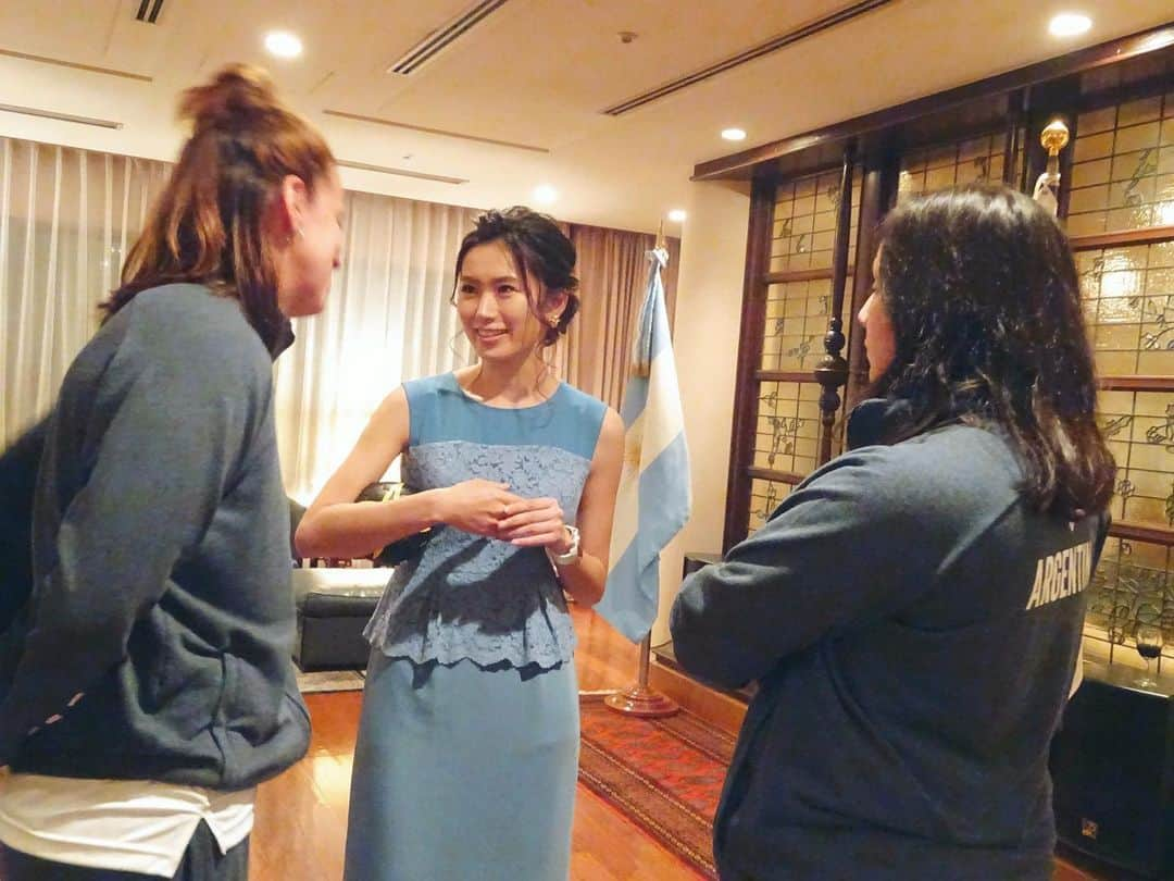 矢原里夏さんのインスタグラム写真 - (矢原里夏Instagram)「I was invited to a reception party for the Argentinian women's national handball team at the Embassy of Argentina in Japan.﻿ ﻿ 在日アルゼンチン大使館にて開催された、﻿ 女子ハンドボール・アルゼンチン代表のレセプションパーティーにお招き頂きました🇦🇷﻿ ﻿ アラン・ベロー大使には大人気の #くまモン　ボールをプレゼント🎁とても喜んでくださって選手たちも皆写真を撮っていました。世界のくまモン♡﻿ ﻿ 彼女たちは現在、茨城県で合宿中。﻿ わいわい気さくに話してくれてとても楽しい夜になりました🍷﻿ 世界選手権では日本の初戦相手となります。﻿ 楽しみー❣️﻿ ﻿ 開催まであと3️⃣日🤾‍♀️﻿ ﻿ #女子ハンドボール世界選手権﻿ #ハンドボール﻿ #おりひめジャパン﻿ #handball﻿ #ビーチハンドボール﻿ #beach handball﻿ #アルゼンチン #Argentine」11月28日 0時08分 - rika_yahara