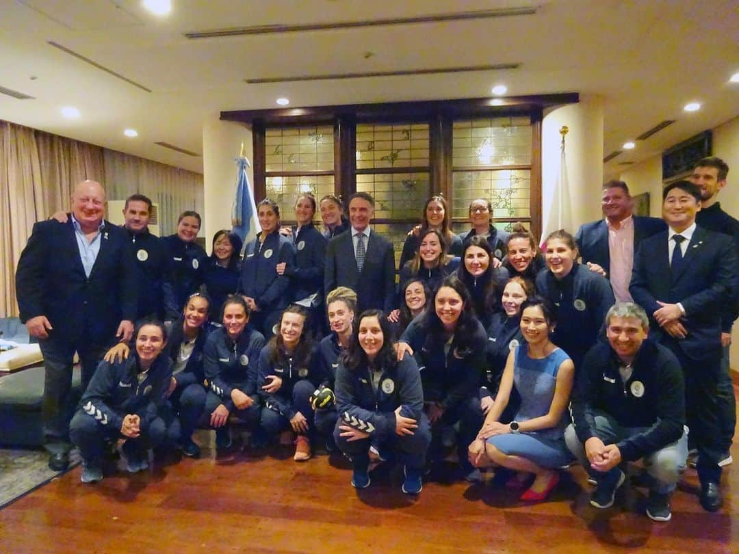 矢原里夏さんのインスタグラム写真 - (矢原里夏Instagram)「I was invited to a reception party for the Argentinian women's national handball team at the Embassy of Argentina in Japan.﻿ ﻿ 在日アルゼンチン大使館にて開催された、﻿ 女子ハンドボール・アルゼンチン代表のレセプションパーティーにお招き頂きました🇦🇷﻿ ﻿ アラン・ベロー大使には大人気の #くまモン　ボールをプレゼント🎁とても喜んでくださって選手たちも皆写真を撮っていました。世界のくまモン♡﻿ ﻿ 彼女たちは現在、茨城県で合宿中。﻿ わいわい気さくに話してくれてとても楽しい夜になりました🍷﻿ 世界選手権では日本の初戦相手となります。﻿ 楽しみー❣️﻿ ﻿ 開催まであと3️⃣日🤾‍♀️﻿ ﻿ #女子ハンドボール世界選手権﻿ #ハンドボール﻿ #おりひめジャパン﻿ #handball﻿ #ビーチハンドボール﻿ #beach handball﻿ #アルゼンチン #Argentine」11月28日 0時08分 - rika_yahara