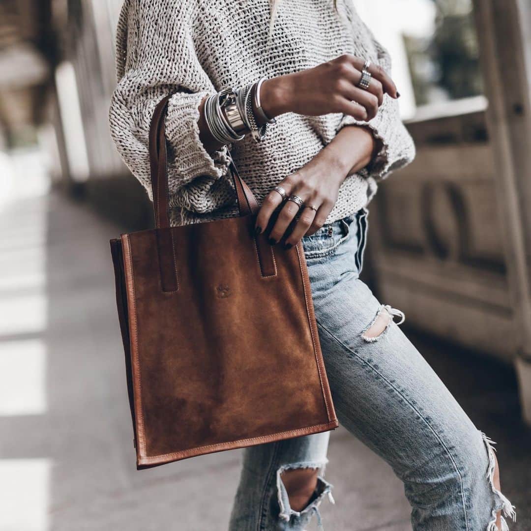 イルビゾンテのインスタグラム：「Our suede, impossible to resist! ☆ #ILBISONTE #1BOX10SHOTS」