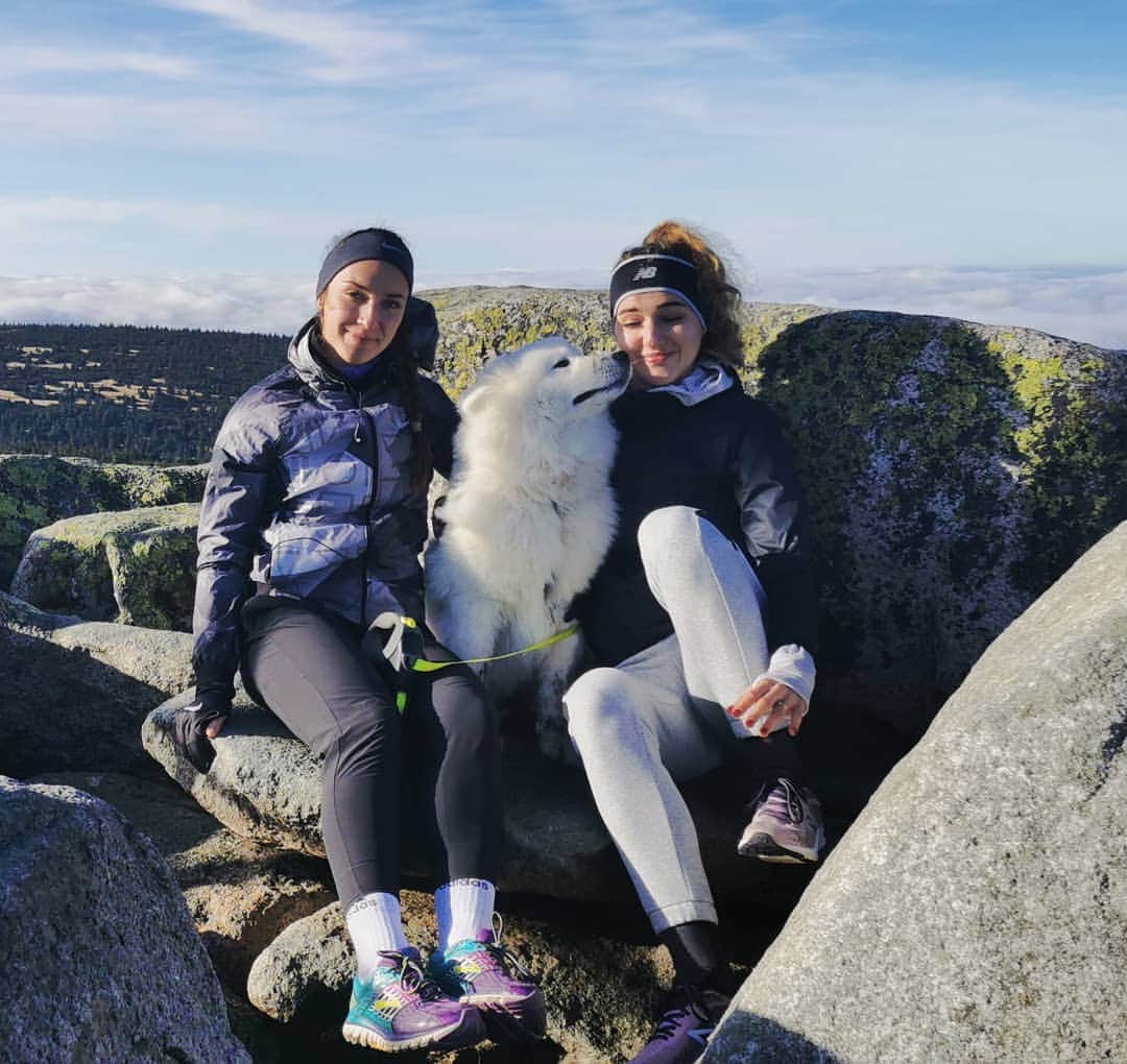 Karolina ŁOZOWSKAのインスタグラム：「Podczas ciężkiej wędrówki na szczyt górski wraz z @susane_lachele spotkałysmy psa śnieżnego. Postanowiłyśmy uwiecznić ten moment super zdjęciem 😋🙆‍♀️ #snowdog #trip #mountains #niceview #cute #lovely #workinprogess #hardwork #sportcamp #polishathletes #runners #azsawfkatowice #klubmistrzów」