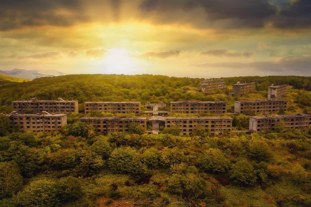 啝 （わ）のインスタグラム：「Autumn sunset 𓆲 𓆲 𓆲 #droneoftheday #djimavicpro #djiglobal #drone #dronephotography #dronestagram #dji #topdronephotos #fromwhereidrone #wedroneasia #droneosoar #skyhilife  #japan_urbex #JJ_URBEX #jp_gallery #kf_urbandonedmasks #KINGS_ABANDONED #m3xtures #Meistershots #moodygrams #nature_takes_over #natures_reclaim #pr0ject_uno #rsa_preciousjunk #savethedecay」