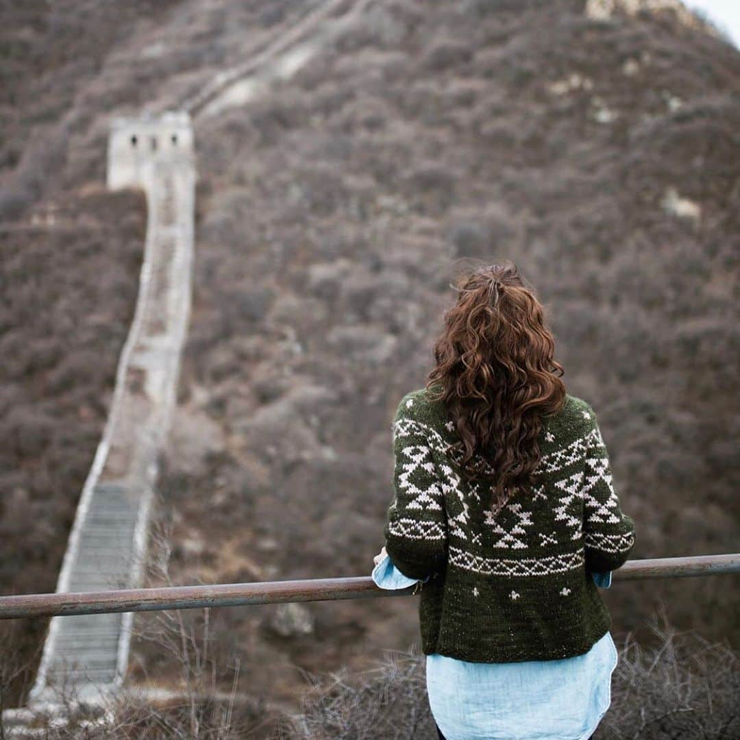 フランク&アイリーンさんのインスタグラム写真 - (フランク&アイリーンInstagram)「Oh the places you go! @margotchien layered our Eileen in Classic Blue, Famous Denim under a stunning hand-knit sweater and took us on the trip of a lifetime.  We always love to see where you take your #FrankandEileen — tag us to share your adventures!」11月28日 0時30分 - frankandeileen