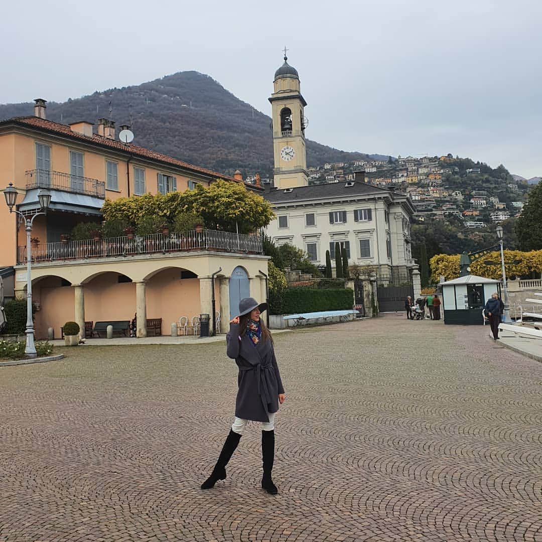 メリティナ・スタニウタさんのインスタグラム写真 - (メリティナ・スタニウタInstagram)「My place of power and inspiration 🇮🇹 ⠀ Место , где мой внутренний эстет ликует и танцует победные танцы 😍😍 ⠀ #lagodicomo #como #comolake #lake #lago #autumn #beauty #samsungbelarus #galaxynote10plus  #комо #озеро」11月28日 0時30分 - melitinastaniouta