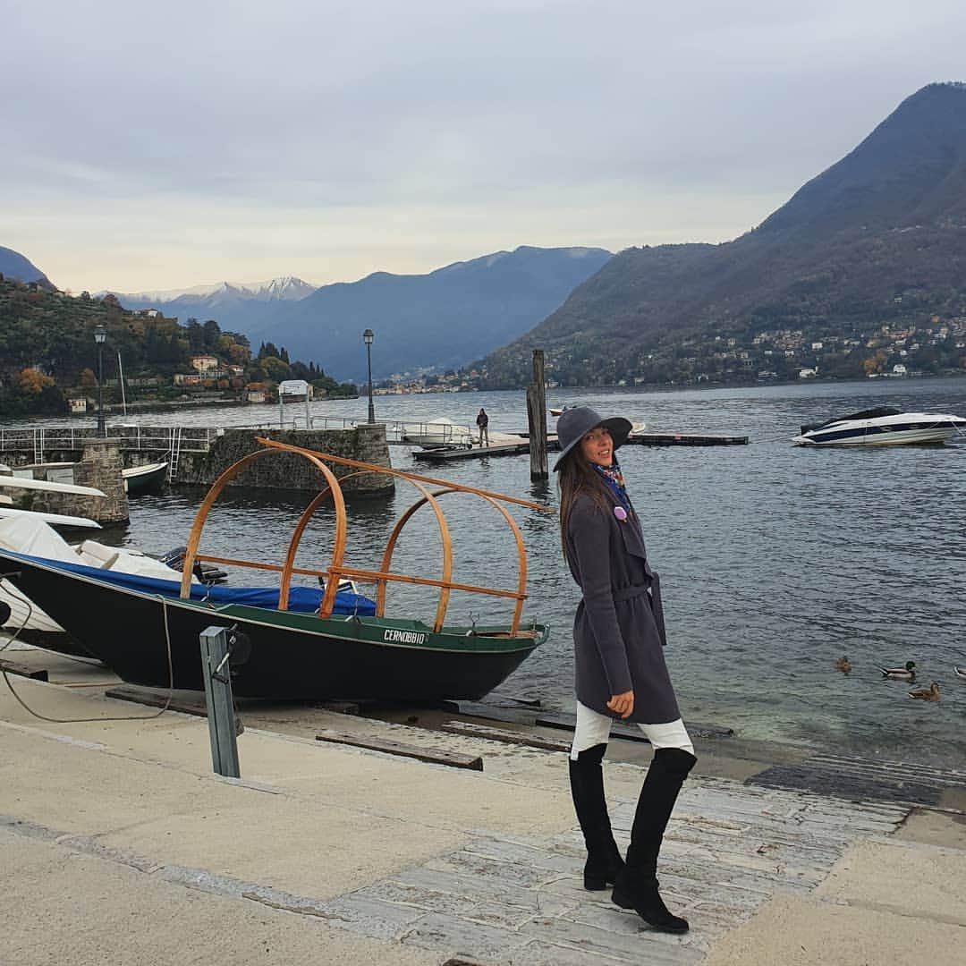 メリティナ・スタニウタさんのインスタグラム写真 - (メリティナ・スタニウタInstagram)「My place of power and inspiration 🇮🇹 ⠀ Место , где мой внутренний эстет ликует и танцует победные танцы 😍😍 ⠀ #lagodicomo #como #comolake #lake #lago #autumn #beauty #samsungbelarus #galaxynote10plus  #комо #озеро」11月28日 0時30分 - melitinastaniouta