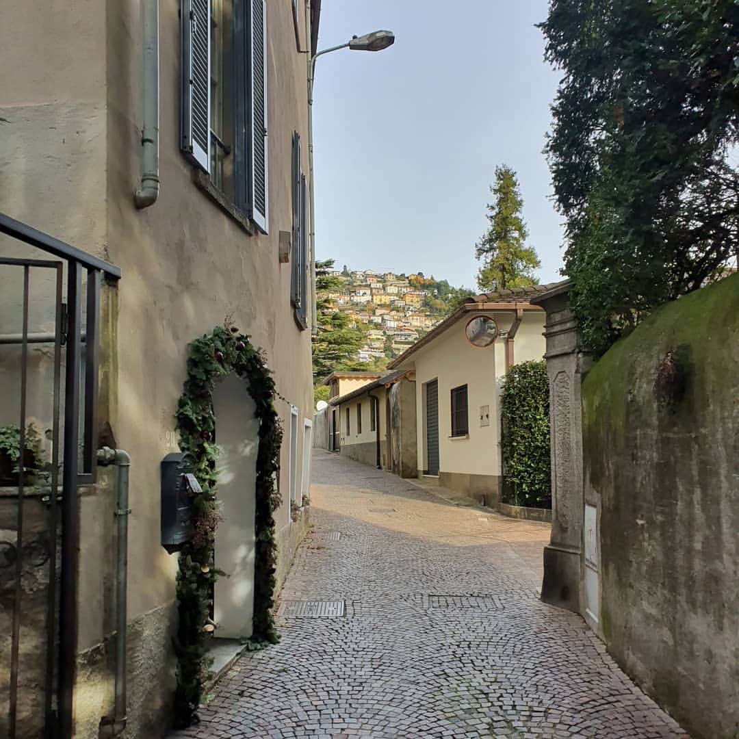 メリティナ・スタニウタさんのインスタグラム写真 - (メリティナ・スタニウタInstagram)「My place of power and inspiration 🇮🇹 ⠀ Место , где мой внутренний эстет ликует и танцует победные танцы 😍😍 ⠀ #lagodicomo #como #comolake #lake #lago #autumn #beauty #samsungbelarus #galaxynote10plus  #комо #озеро」11月28日 0時30分 - melitinastaniouta