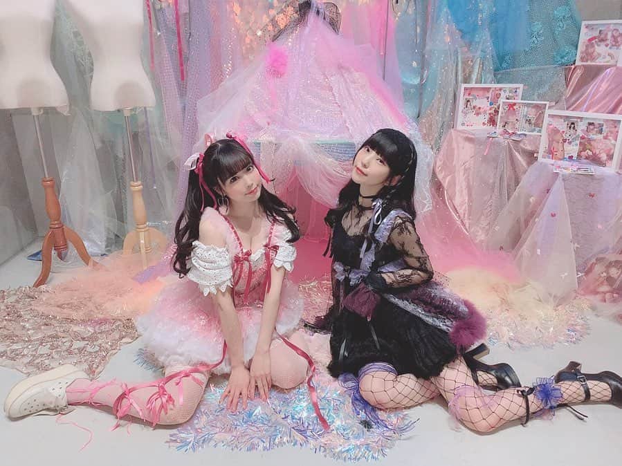 のインスタグラム：「「秘蜜と孤毒」展💟 @awaji_cafe にて初日を迎えました〜〜〜❣️ . 感想を拝見したり、会場のノートも見させてもらいました💕 . スタートが嬉しくもあり、終わりに向かって進み始めてしまったという切なさ。愛おしさ。 . トークで少し話しましたが、会場のパネルの配置やライトにも拘りました。 . 撮影した日がすごく素敵な天気で、レースよカーテンが揺れる度に差し込んだ陽の光や揺らめきをイメージしました。 . 会場の左右の壁でのパネルの色合い、振り向かないと見えない1枚。 . 奥の階段の入口は少しパーソナルな部分を感じられるパネル。 . きっと、会場でしか感じられない雰囲気を作れてると思います。 . きっと、日中と夜でも見え方が違うと思う。ぜひ、体験しに来て欲しいです❗️ . 明日からもよろしくお願いします✨✨ . . .  #ひみつとこどく #秘蜜と孤毒展 🍯 #🧪 #tokyo #idol #girl #love #sad #happy #lovely #dream #sugar #poison #❤️ #💟 #🍎 #exibition  #japan #akihabara #risaaizawa #🍰 #🧁 #😋」
