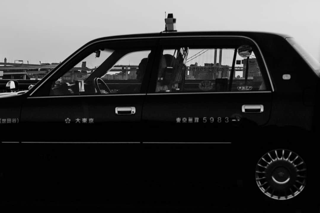 アレックス・シブタニさんのインスタグラム写真 - (アレックス・シブタニInstagram)「Color or B&W? • I’m kind of obsessed with the Tokyo Taxi aka Toyota Crown Comfort. @shotsbyshibs」11月28日 0時35分 - alexshibutani