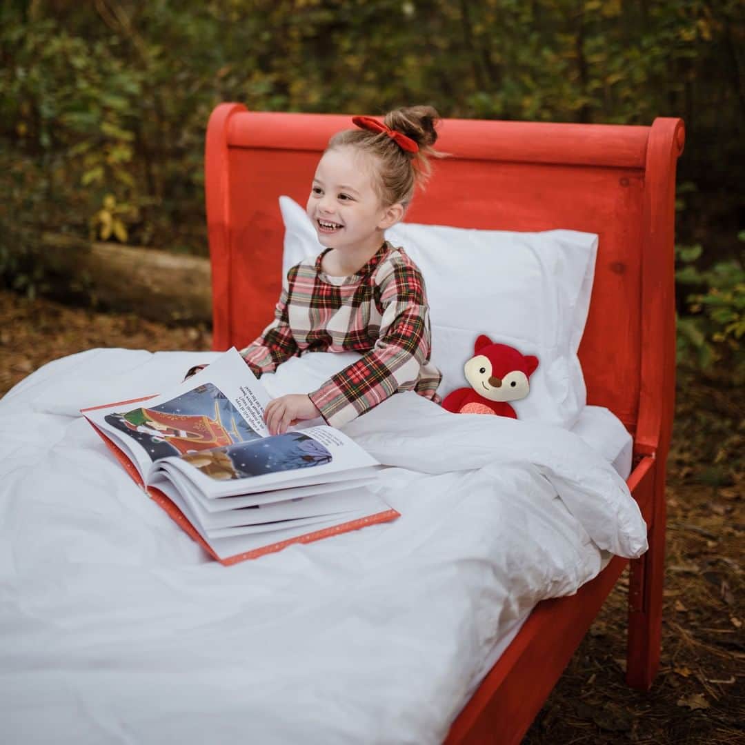Skip Hopさんのインスタグラム写真 - (Skip HopInstagram)「'Tis the season for holiday PJs, story time and snuggles with a cozy Zoo Plush Animal. 🎄❤️ Our adorable plush toys are definitely a must-have this season! Tap to see them all! (photo via @arldml)  #cozy#holidaypictures #musthavesmadebetter #skiphopholidaycheer!」11月28日 0時35分 - skiphop