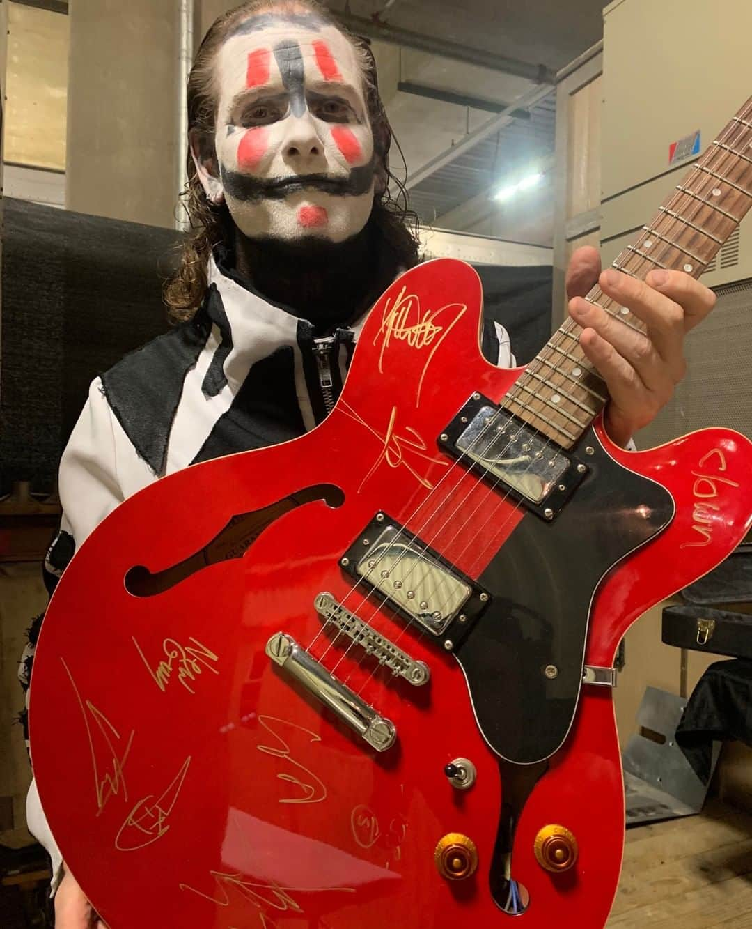 コリィ・テイラーさんのインスタグラム写真 - (コリィ・テイラーInstagram)「I'm so proud to be part of the first ever @innocentlivesfoundation Rock and Roll auction. ILF is a non-profit working to expose child predators and bring them to justice. Click the link in my bio to bid on my personal guitar I wrote my entire upcoming solo album on, signed by @slipknot, to benefit ILF.」11月28日 0時45分 - coreytaylor