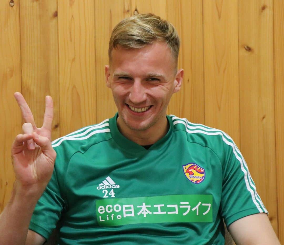 のインスタグラム：「Nice smile✌️📸 #ベガルタ仙台 #仙台 #サッカー #Jリーグ #2019シーズン #スローガン #ReVolution #ヤクブスウォビィク #24番 #ナイススマイル #ピース✌️」