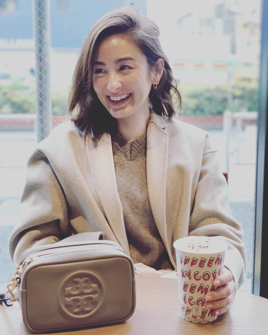オードリー亜谷香のインスタグラム：「Getting the holidays started with @toryburch ! Their holiday pop up at Isetan is running from 11/27-12/10. I scored my self this bag which is the perfect size to bring to all my holiday parties! ❤️🌲 トリーバーチのバッグが、伊勢丹新宿店１Fで11/27-12/10の期間限定で買えます❤️🌲」