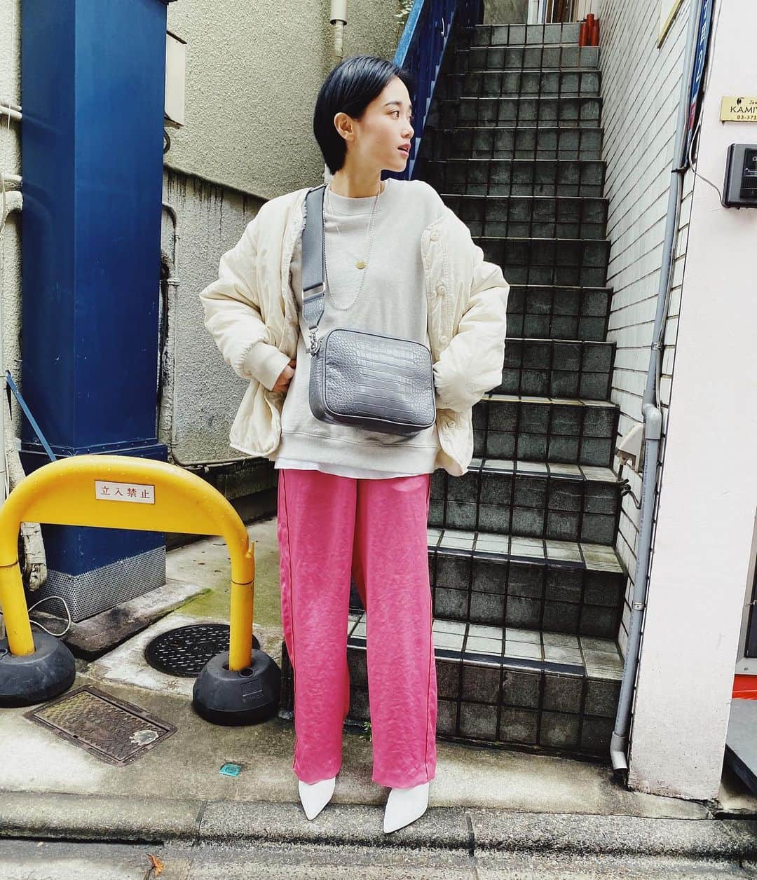 のインスタグラム：「意外と合わせやすい グレー🔎💕 黒に飽きた人おススメ🤗 そして、このUNIQLOのスエット 着やすくて3色買い😂 ブラック、グリーン、グレーの XL持ってます😂 2枚目は先日の私。  #今日の宮城はん #em #イエムバック #スクエアショルダー」