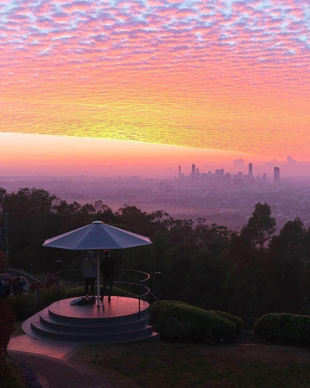 Australiaさんのインスタグラム写真 - (AustraliaInstagram)「We’d be on cloud nine if we got treated to this @visitbrisbane view every day. 😍☁️ @benny_lamera enjoyed this spectacular view from Mt Coot-tha Lookout, one of the best vantage points for panoramic views of @queensland’s capital city. You can drive all the way to the top in 20 minutes from the city, or walk or cycle your way up if you want a side of cardio to go with your views. Our tip: When you come back down to the foot of the mountain, pop into #BrisbaneBotanicGardens for a free guided tour and treat yourself to an ice cream at the cafe. 😉  #seeaustralia #thisisqueensland #visitbrisbane #brisbaneanyday #travel #viewfromthetop」11月27日 16時00分 - australia