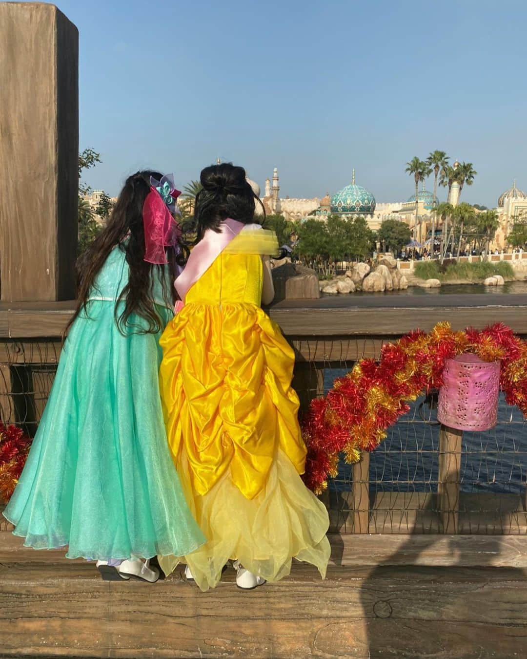 HandmadeLaboさんのインスタグラム写真 - (HandmadeLaboInstagram)「3泊4日のディズニー旅行🐭💕 今までディズニーは行き当たりばったりだったけど今回は　　@yuko0913f  に完全おまかせ♡ 何ヶ月も前からレストランを予約してくれてたおかげで カンナ、北斎、CANALETTOの人気店で一度も待たずで食事ができたぁ😭 アトラクションもスムーズに回れたからトイマニやソアリンに2回ずつ乗れちゃった♪ 娘がずっと行ってみたいって言ってた ビビディバビディブティックにも◌*⃝̥◍♡ ヘアメイク&ネイルをしてもらって アリエルに変身🧜‍♀️ﻌﻌ♥ キャストさんとすれ違うたびに 『プリンセス〜👸💕』って声をかけてもらえて毎回すごく嬉しそうにしてたなぁ☺️ 今まで苦手だった絶叫系のアトラクションも克服できて タワーオブテラ、ビッグサンダーマウンテン、レイジングスピリッツ、インディジョーンズ、スプラッシュマウンテン も一緒に乗れたぁ♪ 来年もまたみんなで一緒に 夢の国に行けますように…✨ . . . #ディズニーランド#ディズニーシー#ディズニーコーデ#アリエルドレス#ビビディバビディブティック#ディズニー好き#バケーションパッケージ#キッズコーデ#キッズファッション#ミラコスタ#ディズニーランドホテル#disneyland#disneysea」11月27日 16時00分 - ameri812