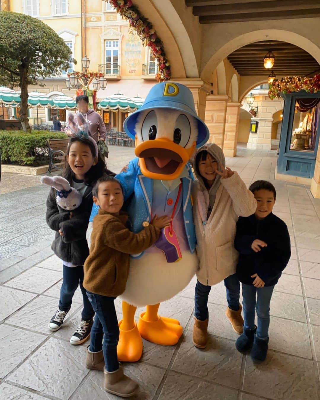 HandmadeLaboさんのインスタグラム写真 - (HandmadeLaboInstagram)「3泊4日のディズニー旅行🐭💕 今までディズニーは行き当たりばったりだったけど今回は　　@yuko0913f  に完全おまかせ♡ 何ヶ月も前からレストランを予約してくれてたおかげで カンナ、北斎、CANALETTOの人気店で一度も待たずで食事ができたぁ😭 アトラクションもスムーズに回れたからトイマニやソアリンに2回ずつ乗れちゃった♪ 娘がずっと行ってみたいって言ってた ビビディバビディブティックにも◌*⃝̥◍♡ ヘアメイク&ネイルをしてもらって アリエルに変身🧜‍♀️ﻌﻌ♥ キャストさんとすれ違うたびに 『プリンセス〜👸💕』って声をかけてもらえて毎回すごく嬉しそうにしてたなぁ☺️ 今まで苦手だった絶叫系のアトラクションも克服できて タワーオブテラ、ビッグサンダーマウンテン、レイジングスピリッツ、インディジョーンズ、スプラッシュマウンテン も一緒に乗れたぁ♪ 来年もまたみんなで一緒に 夢の国に行けますように…✨ . . . #ディズニーランド#ディズニーシー#ディズニーコーデ#アリエルドレス#ビビディバビディブティック#ディズニー好き#バケーションパッケージ#キッズコーデ#キッズファッション#ミラコスタ#ディズニーランドホテル#disneyland#disneysea」11月27日 16時00分 - ameri812