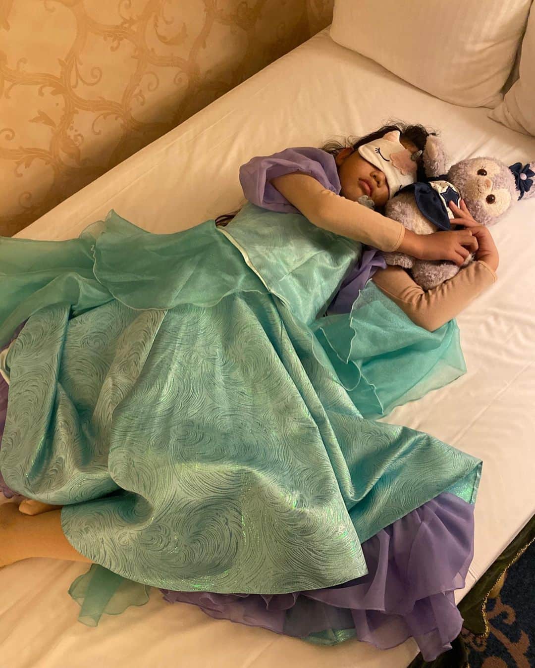 HandmadeLaboさんのインスタグラム写真 - (HandmadeLaboInstagram)「3泊4日のディズニー旅行🐭💕 今までディズニーは行き当たりばったりだったけど今回は　　@yuko0913f  に完全おまかせ♡ 何ヶ月も前からレストランを予約してくれてたおかげで カンナ、北斎、CANALETTOの人気店で一度も待たずで食事ができたぁ😭 アトラクションもスムーズに回れたからトイマニやソアリンに2回ずつ乗れちゃった♪ 娘がずっと行ってみたいって言ってた ビビディバビディブティックにも◌*⃝̥◍♡ ヘアメイク&ネイルをしてもらって アリエルに変身🧜‍♀️ﻌﻌ♥ キャストさんとすれ違うたびに 『プリンセス〜👸💕』って声をかけてもらえて毎回すごく嬉しそうにしてたなぁ☺️ 今まで苦手だった絶叫系のアトラクションも克服できて タワーオブテラ、ビッグサンダーマウンテン、レイジングスピリッツ、インディジョーンズ、スプラッシュマウンテン も一緒に乗れたぁ♪ 来年もまたみんなで一緒に 夢の国に行けますように…✨ . . . #ディズニーランド#ディズニーシー#ディズニーコーデ#アリエルドレス#ビビディバビディブティック#ディズニー好き#バケーションパッケージ#キッズコーデ#キッズファッション#ミラコスタ#ディズニーランドホテル#disneyland#disneysea」11月27日 16時00分 - ameri812