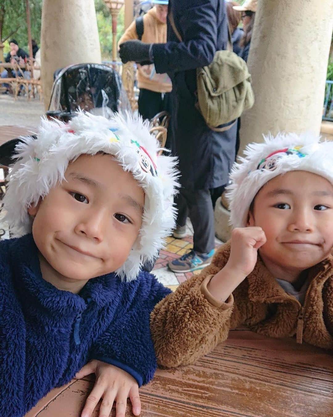 HandmadeLaboさんのインスタグラム写真 - (HandmadeLaboInstagram)「3泊4日のディズニー旅行🐭💕 今までディズニーは行き当たりばったりだったけど今回は　　@yuko0913f  に完全おまかせ♡ 何ヶ月も前からレストランを予約してくれてたおかげで カンナ、北斎、CANALETTOの人気店で一度も待たずで食事ができたぁ😭 アトラクションもスムーズに回れたからトイマニやソアリンに2回ずつ乗れちゃった♪ 娘がずっと行ってみたいって言ってた ビビディバビディブティックにも◌*⃝̥◍♡ ヘアメイク&ネイルをしてもらって アリエルに変身🧜‍♀️ﻌﻌ♥ キャストさんとすれ違うたびに 『プリンセス〜👸💕』って声をかけてもらえて毎回すごく嬉しそうにしてたなぁ☺️ 今まで苦手だった絶叫系のアトラクションも克服できて タワーオブテラ、ビッグサンダーマウンテン、レイジングスピリッツ、インディジョーンズ、スプラッシュマウンテン も一緒に乗れたぁ♪ 来年もまたみんなで一緒に 夢の国に行けますように…✨ . . . #ディズニーランド#ディズニーシー#ディズニーコーデ#アリエルドレス#ビビディバビディブティック#ディズニー好き#バケーションパッケージ#キッズコーデ#キッズファッション#ミラコスタ#ディズニーランドホテル#disneyland#disneysea」11月27日 16時00分 - ameri812