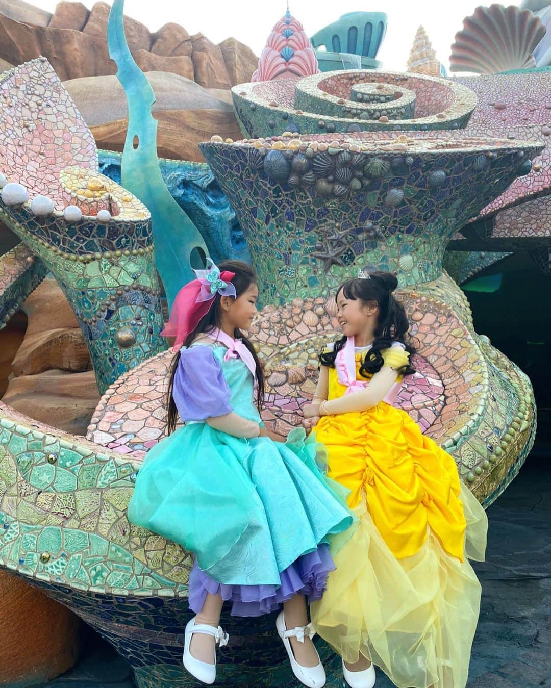 HandmadeLaboさんのインスタグラム写真 - (HandmadeLaboInstagram)「3泊4日のディズニー旅行🐭💕 今までディズニーは行き当たりばったりだったけど今回は　　@yuko0913f  に完全おまかせ♡ 何ヶ月も前からレストランを予約してくれてたおかげで カンナ、北斎、CANALETTOの人気店で一度も待たずで食事ができたぁ😭 アトラクションもスムーズに回れたからトイマニやソアリンに2回ずつ乗れちゃった♪ 娘がずっと行ってみたいって言ってた ビビディバビディブティックにも◌*⃝̥◍♡ ヘアメイク&ネイルをしてもらって アリエルに変身🧜‍♀️ﻌﻌ♥ キャストさんとすれ違うたびに 『プリンセス〜👸💕』って声をかけてもらえて毎回すごく嬉しそうにしてたなぁ☺️ 今まで苦手だった絶叫系のアトラクションも克服できて タワーオブテラ、ビッグサンダーマウンテン、レイジングスピリッツ、インディジョーンズ、スプラッシュマウンテン も一緒に乗れたぁ♪ 来年もまたみんなで一緒に 夢の国に行けますように…✨ . . . #ディズニーランド#ディズニーシー#ディズニーコーデ#アリエルドレス#ビビディバビディブティック#ディズニー好き#バケーションパッケージ#キッズコーデ#キッズファッション#ミラコスタ#ディズニーランドホテル#disneyland#disneysea」11月27日 16時00分 - ameri812