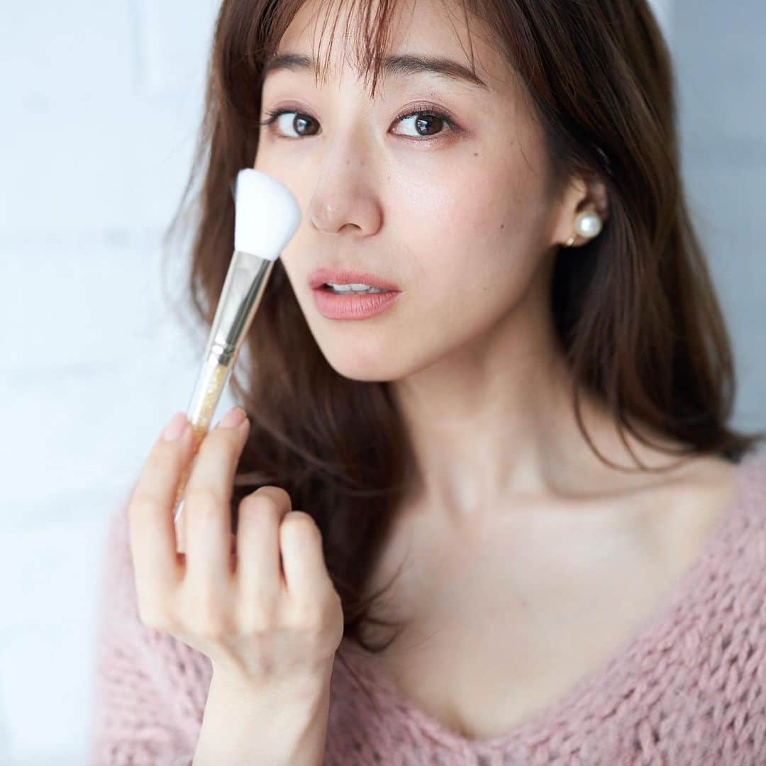 美人百花さんのインスタグラム写真 - (美人百花Instagram)「グンと寒くなりましたね。そんな時は、みな実ちゃんの可愛いお顔を眺めて心を暖かくしたいと思います🎈  さて、美人百花１２月号の特別付録「ANTEPRIMA」のメイクブラシとマルチポーチ。 ブラシの優秀さはもちろん、ポーチのリボン＆ゴールドの大人可愛いデザインもこだわり🍾 素材もレザー調なので傷がつきにくいんです。  まだの方はぜひゲットして、バッグの中身をキラキラにしてください🎉🎉 編集Ｍ  #田中みな実  #美人百花 #美人百花付録  #アンテプリマ #撮影は屋山和樹さん　#メイクポーチ #メイク好き #メイク収納」11月27日 16時22分 - bijinhyakka