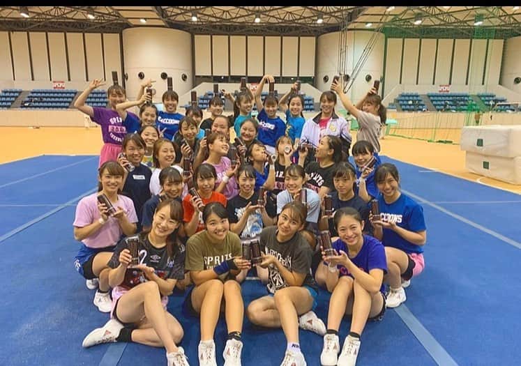 中央大学応援団チアリーディング部SPIRITSのインスタグラム：「モンスタエナジージャパン様より差し入れを頂きました🥳✨✨ ありがとうございました🙇‍♂️ ・ ・ モンスターをいただいて、みんなのテンションが上がった時の写真です😝❤️ ・ ・ #cattokyo #応援団 #チアリーディング　#SPIRITS」