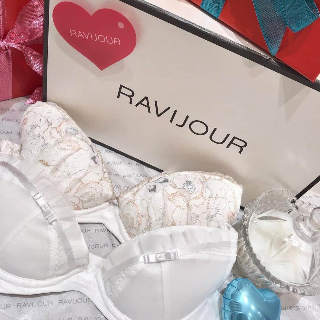 Ravijour札幌4丁目プラザ店のインスタグラム：「#ONSALE . クリスマス🎄にホワイトランジェリーはいかがですか⁉️ . . ピュアな輝き✨&フリルリボン🎀 ブログ更新しました‼️ .  #ravijour  #ラヴィジュール  #ravijourstaff  #ravijoursapporo  #ravijourofficial  #札幌 #pivot #ピヴォ  #ホワイト #ランジェリー  #クリスマス」