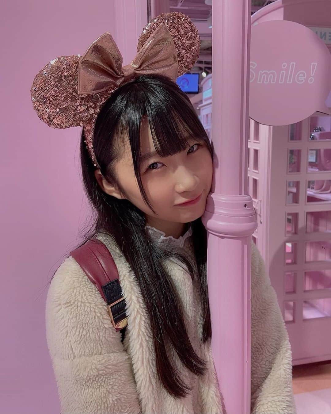 松本愛花のインスタグラム：「🧐 これはなんの顔やねーん👧🏻 #ディズニー #ディズニーランド #ディズニーもどき  #でぃずにーらんど  #ディズニーカチューシャ」