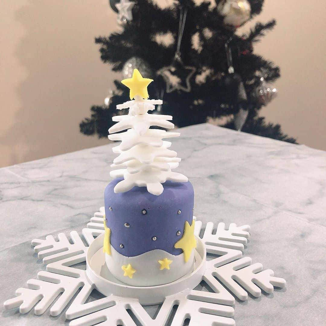 小畑由香里さんのインスタグラム写真 - (小畑由香里Instagram)「Xmasフォンダントレッスン🧁 * * ダミーケーキだから 飾っておけるの🎄 * * ランチは買ってきてくれたパンを 切り分けてシェア♡ * 色々な種類が食べられるから このシステム好き😘 * * 昨日作った自家製ピクルスも 好評で良かった♡ * * #マシュマロフォンダント#レッスン#マシュマロフォンダント協会#JMFA #yukariのうちごはん #yukariのcucina #ランチ#lunch#自家製ピクルス」11月27日 16時37分 - obata_yukari_official