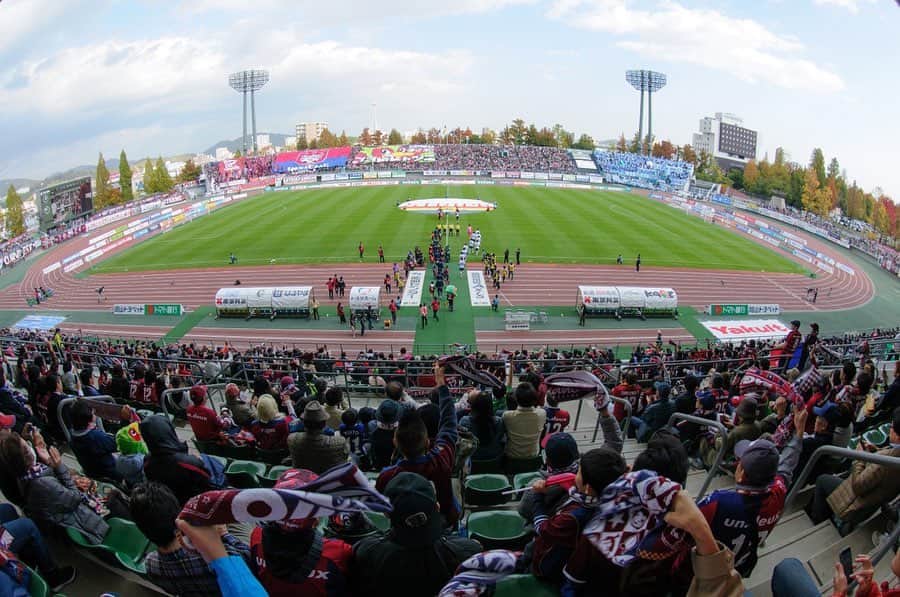 のインスタグラム：「2019シーズンも応援ありがとうございました。  岡山に戻ってきてからはじめて今年はチャンスがあるぞと思えたシーズンでした。  このチャンスは次いつ来るか分からないし、必ず掴まないといけないとやれることはやってきたつもりだったけど足りなかった。  J1昇格は本当に簡単ではないし、目標を達成するにはやっぱり色んな力が足りなかったんだなと今は感じています。  今年はなかなか試合に出れない時期があり難しいシーズンだったけれど仲間や友達、そして応援してくれてる皆さんに改めて自分は支えられ、力をもらっているんだなと気づかされました。  試合に出れてないのに自分のユニフォームを着てくれて応援に来てくれる人を見ると申し訳ないな、試合に出れるようにもっと頑張らないといけないなと思わせてくれました。  自分がその人達に何かを与えられたかは分からないけれど政田の練習場やホーム、アウェイに関わらず時間とお金をかけてスタジアムまで応援に来てくれて本当に心強かったです。  今はもう早く試合がしたいなという気持ちですが、いいオフを過ごして来年に向けて準備していきたいと思います💪🏼 今年もプレゼント企画やりますね🎁  #ファジアーノ岡山  #喜山康平  #6」