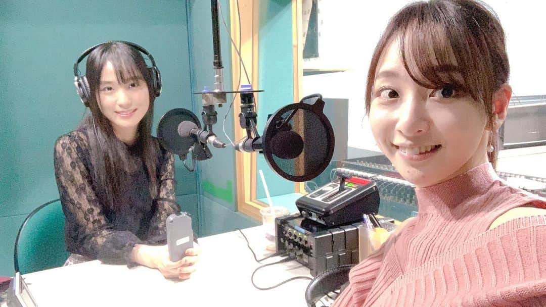 のインスタグラム：「. . 昨夜は渋谷gee-geで 二人組ユニットスペシャルライブでした！ デュオには色々な形・カラーがありますね。皆さん素敵でした✨ありがとうございました . . お昼はfmport790【Bitter & SweetのGOLDEN SOUNDay♪】 収録でした🎅🎂🎍 . 盛り沢山なコーナーや頂いたメッセージをお読みしております！ぜひ、毎週日曜日18:30〜放送のゴールデンサウンデイをfmport(新潟)でお聴きください👂🎵💕 . そして今後のイベントの内容や動きを ふたりで打ち合わせして 楽しみが膨らんでおります🎵 12/21 下北沢でのクリスマス弾き語りイベントや 12/31 大晦日の結成記念日バンドライブ ぜひチェックしてお越し下さい‼️ .  #ビタスイ」